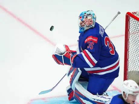 Joey Daccord v zápase skupiny B USA - Nemecko na MS v hokeji 2025. 