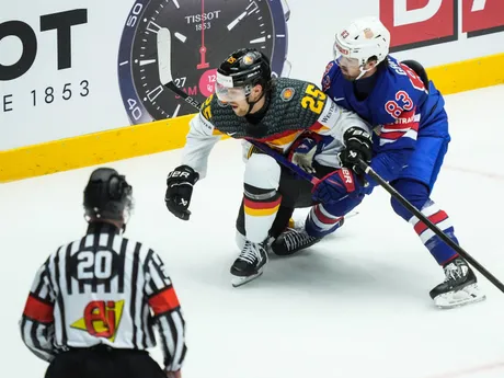 Leon Huttl a Conor Garland v zápase skupiny B USA - Nemecko na MS v hokeji 2025. 