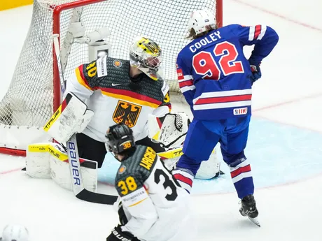 Philipp Grubauer a Logan Cooley v zápase skupiny B USA - Nemecko na MS v hokeji 2025. 