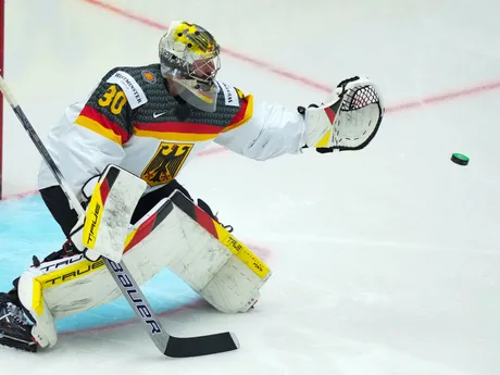Philipp Grubauer v zápase skupiny B USA - Nemecko na MS v hokeji 2025. 