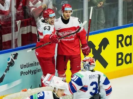 Patrick Russell a Christian Wejse v zápase skupiny B Dánsko - Nórsko na MS v hokeji 2025. 