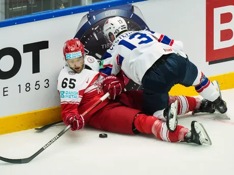 Christian Wejse a Petter Vesterhe v zápase skupiny B Dánsko - Nórsko na MS v hokeji 2025. 