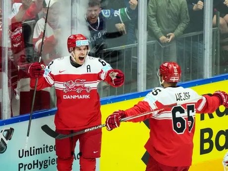 Patrick Russell a Christian Wejse v zápase skupiny B Dánsko - Nórsko na MS v hokeji 2025. 