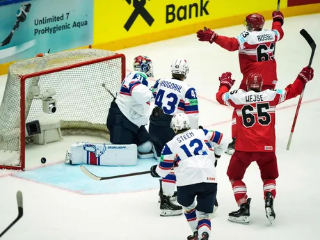 Patrick Russell oslavuje gól v zápase skupiny B Dánsko - Nórsko na MS v hokeji 2025. 