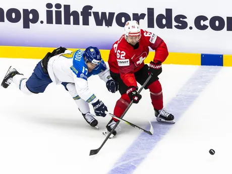 Alikhan Omirbekov (vľavo) a Denis Malgin v zápase Švajčiarsko - Kazachstan na MS v hokeji 2025.