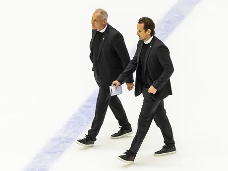 Na snímke sú tréneri Kazachstanu Franzen Rikard a Švajčiarska Patrick Fischer (vpravo) na MS v hokeji 2025.