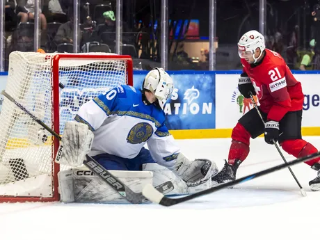Švajčiarsky útočník Kevin Fiala strieľa gól v zápase proti Kazachstanu na MS v hokeji 2025.