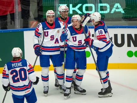 Hokejisti USA oslavujú gól v zápase skupiny B na MS v hokeji 2025: Česko - USA.