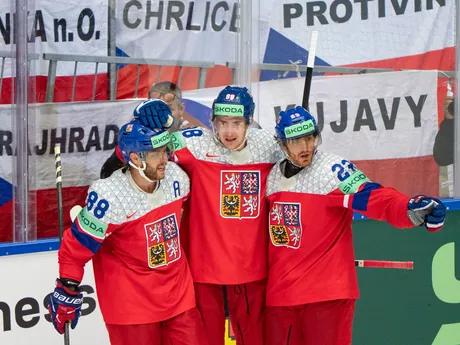 Hokejisti Česka oslavujú gól v zápase skupiny B na MS v hokeji 2025: Česko - USA.