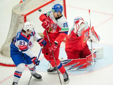 Český brankár Karel Vejmelka v zápase skupiny B na MS v hokeji 2025: Česko - USA.
