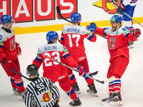 Český útočník David Pastrňák (vpravo) oslavuje gól v zápase skupiny B na MS v hokeji 2025: Česko - USA.