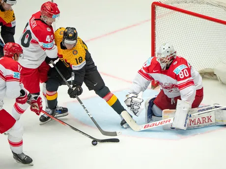 Nemecký hokejista Tim Stützle v zápase skupiny B na MS v hokeji 2025: Nemecko - Dánsko.