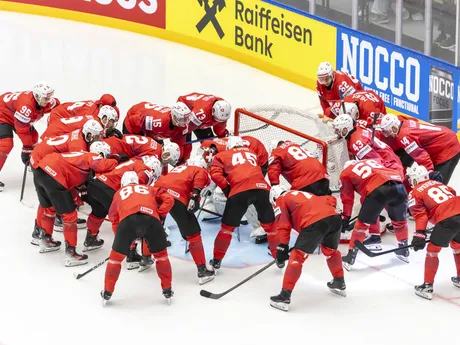 Hokejisti Švajčiarska pred zápasom štvrťfinále Švajčiarsko - Rakúsko na MS v hokeji 2025.