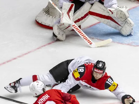 Švajčiar Simon Knak (8) a Rakúšan Paul Stapelfeldt (18) v zápase štvrťfinále Švajčiarsko - Rakúsko na MS v hokeji 2025.