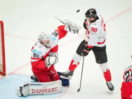 Kanaďan Ryan O'Reilly a brankár Dánska Frederik Dichow v zápase štvrťfinále Kanada - Dánsko na MS v hokeji 2025.