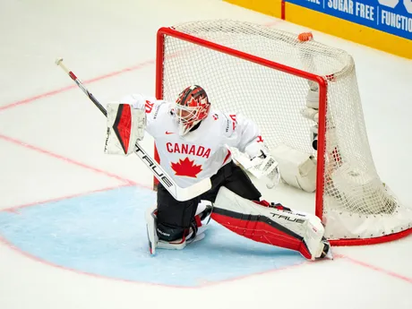 Brankár Kanady Jordan Binnington v zápase štvrťfinále Kanada - Dánsko na MS v hokeji 2025.