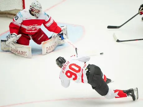 Kanaďan Ryan O'Reilly strieľa na bránku Dánska v zápase štvrťfinále Kanada - Dánsko na MS v hokeji 2025.