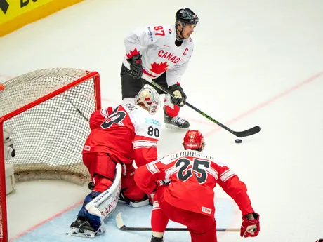 Hokejista Kanady Sidney Crosby a brankár Dánska Frederik Dichow v zápase štvrťfinále Kanada - Dánsko na MS v hokeji 2025.