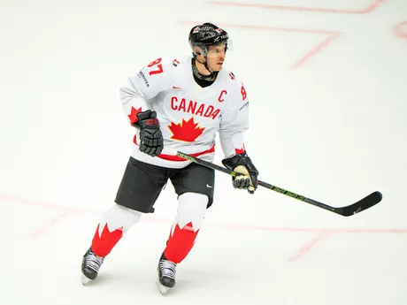 Kapitán Kanady Sidney Crosby v zápase štvrťfinále Kanada - Dánsko na MS v hokeji 2025.