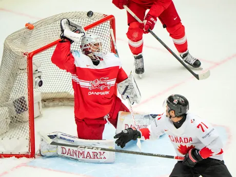 Kanadský hokejista Tyson Foerster a brankár Dánska Frederik Dichow v zápase štvrťfinále Kanada - Dánsko na MS v hokeji 2025.