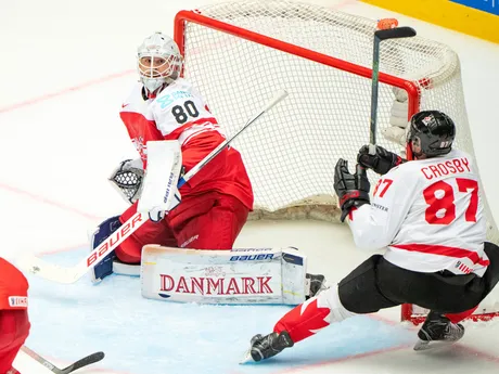 Sidney Crosby a brankár Frederik Dichow v zápase Kanada - Dánsko vo štvrťfinále MS v hokeji 2025.