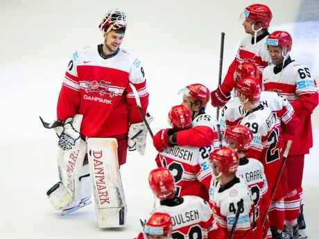 Dánski hokejisti oslavujú postup po víťazstve 2:1 nad Kanadou vo štvrťfinále na MS v hokeji 2025.