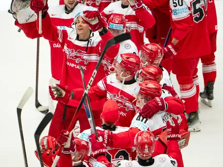 Hokejisti Dánska po víťazstve 2:1 nad Kanadou vo štvrťfinále na MS v hokeji 2025.