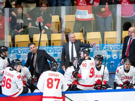 Sklamaní hokejisti Kanady po prehre 1:2 s Dánskom vo štvrťfinále na MS v hokeji 2025.