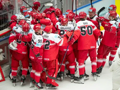 Hokejisti Dánska po víťazstve 2:1 nad Kanadou vo štvrťfinále na MS v hokeji 2025.