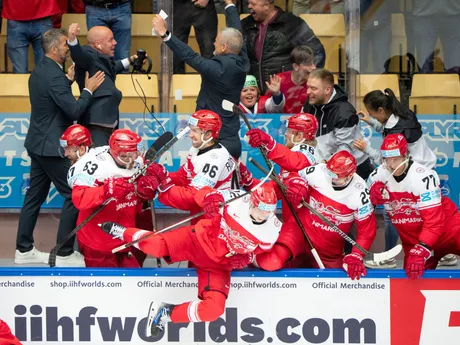 Hokejisti Dánska po víťazstve 2:1 nad Kanadou vo štvrťfinále na MS v hokeji 2025.