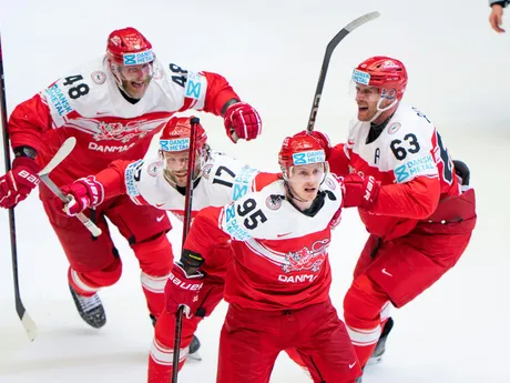 Hokejisti Dánska po víťazstve 2:1 nad Kanadou vo štvrťfinále na MS v hokeji 2025.