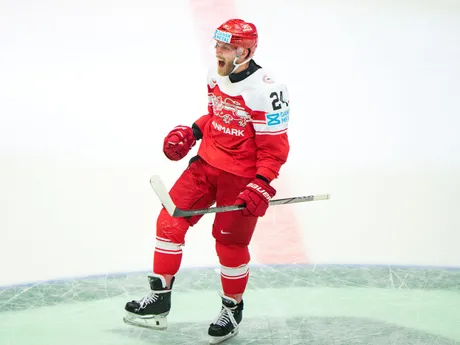Dánsky hokejista Nikolaj Ehlers oslavuje gól v zápase Kanada - Dánsko vo štvrťfinále na MS v hokeji 2025.