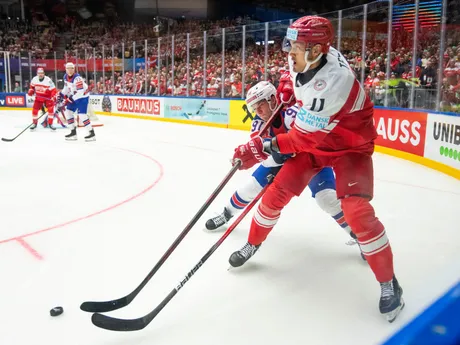 Dán Alexander True v zápase MS v hokeji 2025: Dánsko - USA.