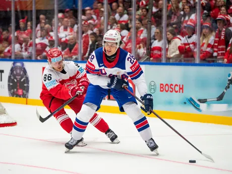 Američan Zeev Buium a Dán Joachim Blichfeld v zápase MS v hokeji 2025: Dánsko - USA.