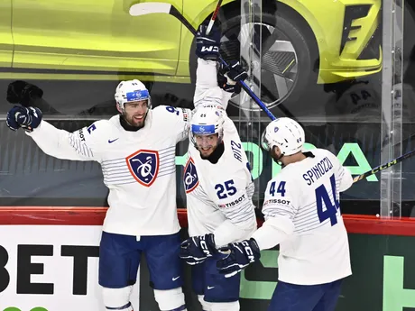 Kevin Bozon oslavuje gól v zápase skupiny A Fínsko - Francúzsko na MS v hokeji 2025. 