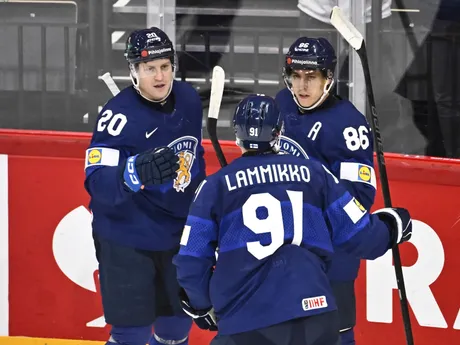 Teuvo Teravainen oslavuje gól v zápase skupiny A Fínsko - Francúzsko na MS v hokeji 2025. 