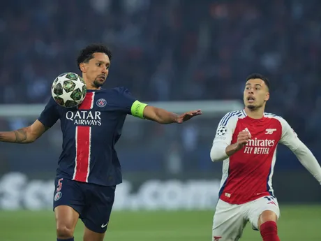 Gabriel Martinelli a Marquinhos počas odvetného zápasu semifinále Ligy majstrov Paríž St. Germain - Arsenal FC. 