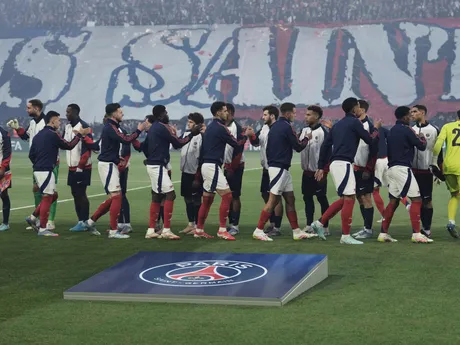Oba tímy počas odvetného zápasu semifinále Ligy majstrov Paríž St. Germain - Arsenal FC. 