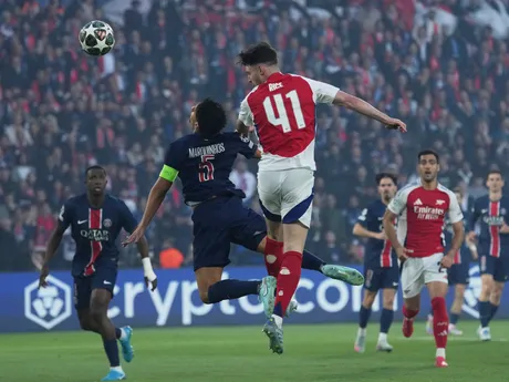 Declan Rice a Marquinhos počas odvetného zápasu semifinále Ligy majstrov Paríž St. Germain - Arsenal FC. 