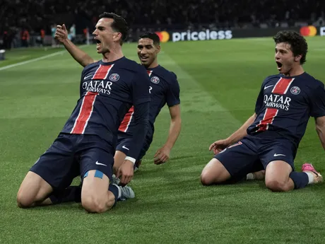 Fabián Ruiz sa so spoluhráčmi teší po strelenom góle v zápase Paríž St. Germain - Arsenal FC v odvete semifinále Ligy majstrov.