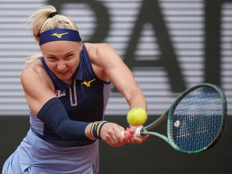 Rebecca Šramková v zápase 1. kola na Roland Garros 2025 proti Ige Swiatekovej. 