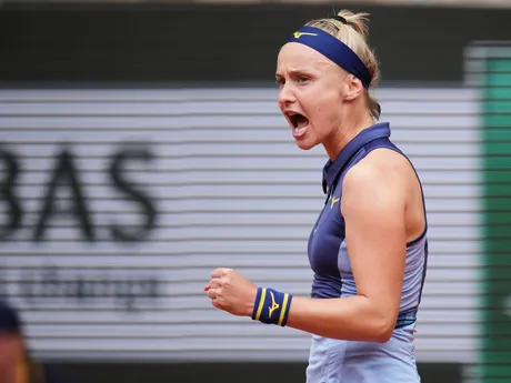 Rebecca Šramková v zápase 1. kola na Roland Garros 2025 proti Ige Swiatekovej. 
