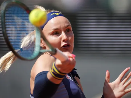 Rebecca Šramková v zápase 1. kola na Roland Garros 2025 proti Ige Swiatekovej. 