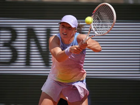 Iga Swiateková v zápase 1. kola na Roland Garros 2025 proti Rebecce Šramkovej. 