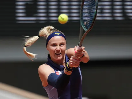 Rebecca Šramková v zápase 1. kola na Roland Garros 2025 proti Ige Swiatekovej. 