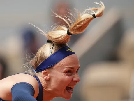 Rebecca Šramková v zápase 1. kola na Roland Garros 2025 proti Ige Swiatekovej. 