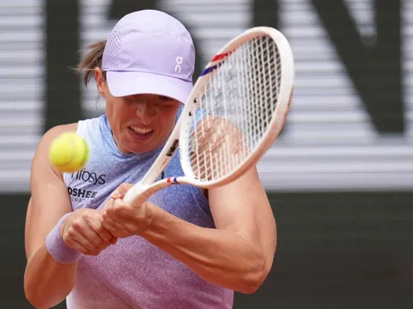Iga Swiateková v zápase 1. kola na Roland Garros 2025 proti Rebecce Šramkovej. 