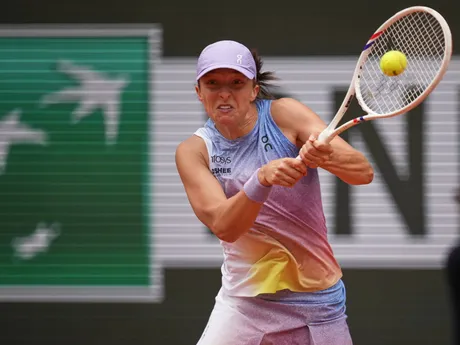 Iga Swiateková v zápase 1. kola na Roland Garros 2025 proti Rebecce Šramkovej. 