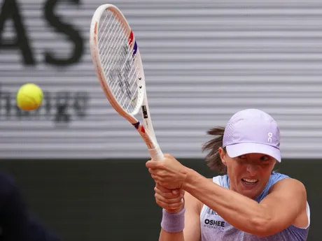 Iga Swiateková v zápase 1. kola na Roland Garros 2025 proti Rebecce Šramkovej. 
