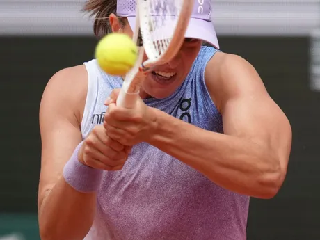 Iga Swiateková v zápase 1. kola na Roland Garros 2025 proti Rebecce Šramkovej. 